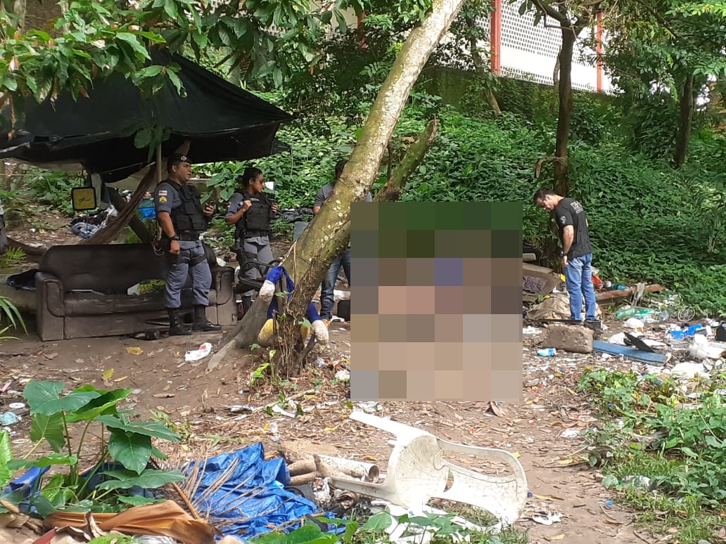 Homem é encontrado morto em área de mata no Bairro da Paz; imagens fortes