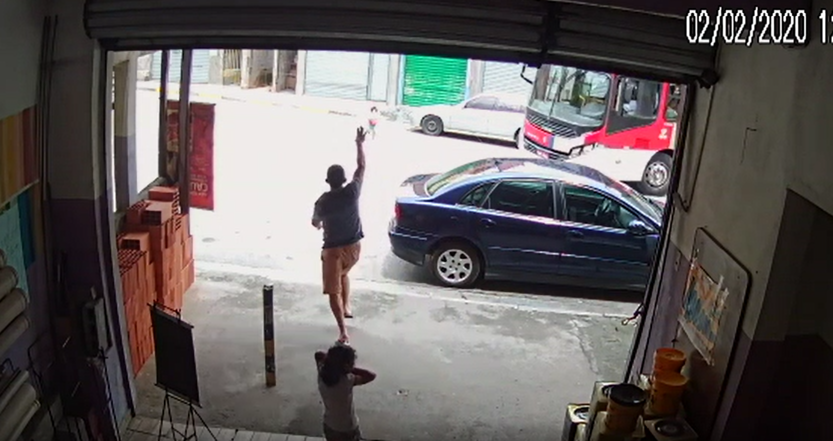 Criança de apenas 2 anos é atropelada por ônibus ao atravessar rua para buscar bola; veja vídeo