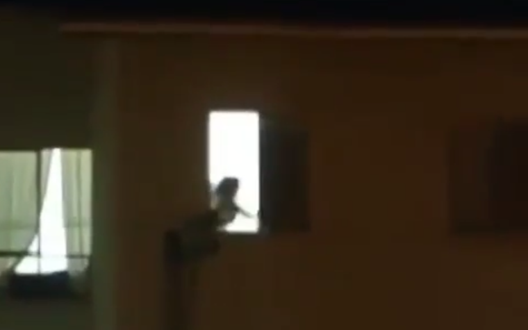 Mulher recebe 20 facadas do marido e tudo é registrado pela filha do casal; veja vídeo