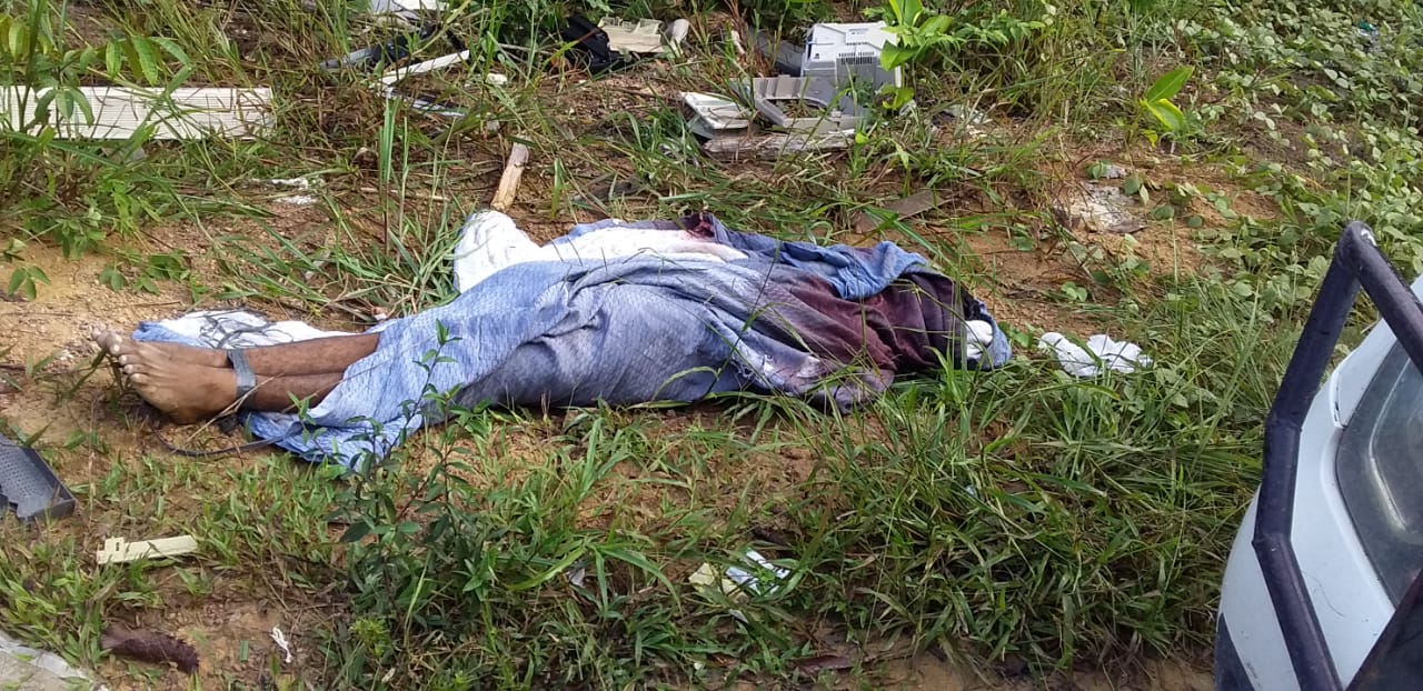 Corpo é encontrado na invasão Cidade das Luzes em Manaus; imagens fortes