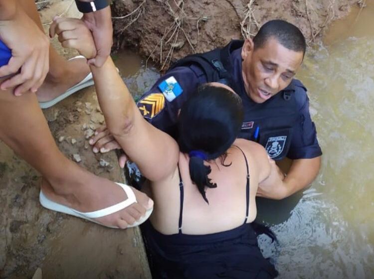 Policial fardado pula em rio e salva mulher de cometer suicídio