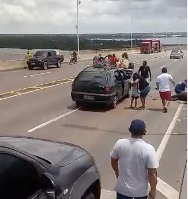Urgente – Carro capota e deixa vários feridos na Ponte do Rio Negro em Manaus – Cenas fortes