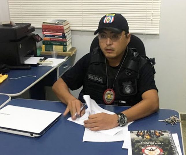 Delegado espanca a esposa dentro de carro e é preso pelos colegas