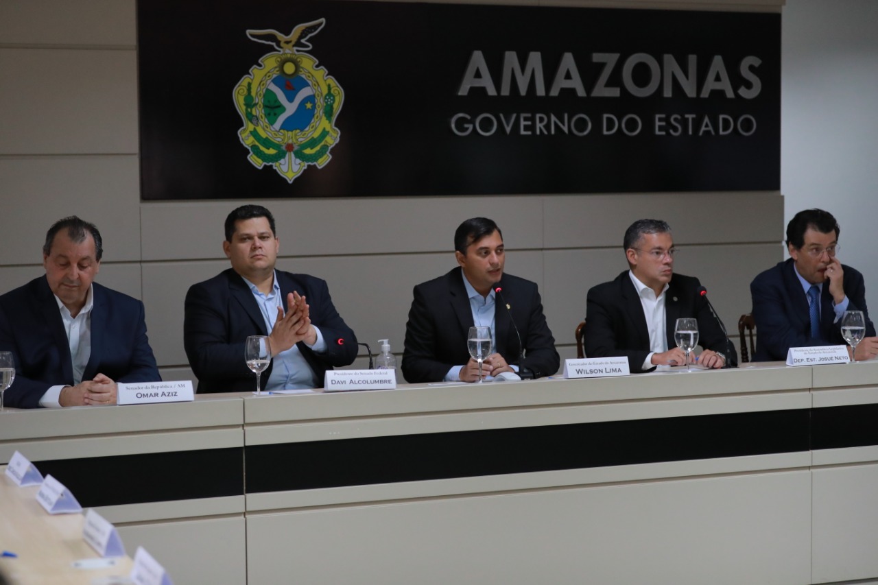 Wilson Lima entrega ao presidente do Senado, Davi Alcolumbre, documento em defesa da ZFM