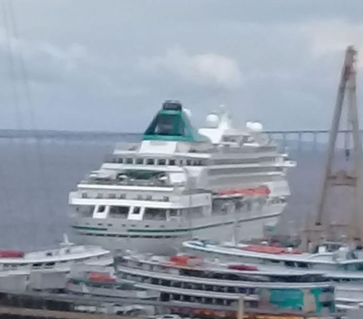 Urgente- Mesmo contra orientação da FVS e ordem do Governador, navio atraca neste momento em Manaus
