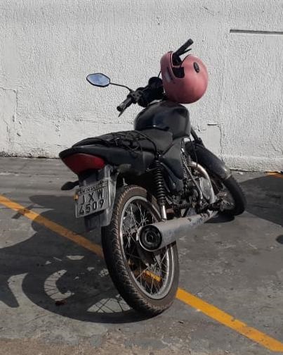 Policias localizam motocicleta com restrição de roubo na Zona Leste