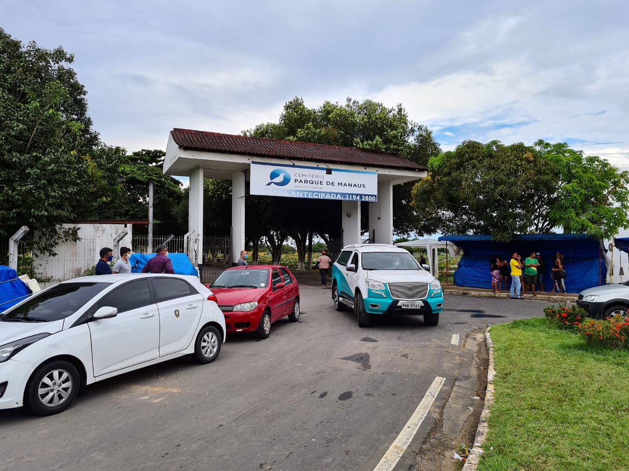 Mais de 90 corpos são enterrados por dia no cemitério Parque Tarumã em Manaus