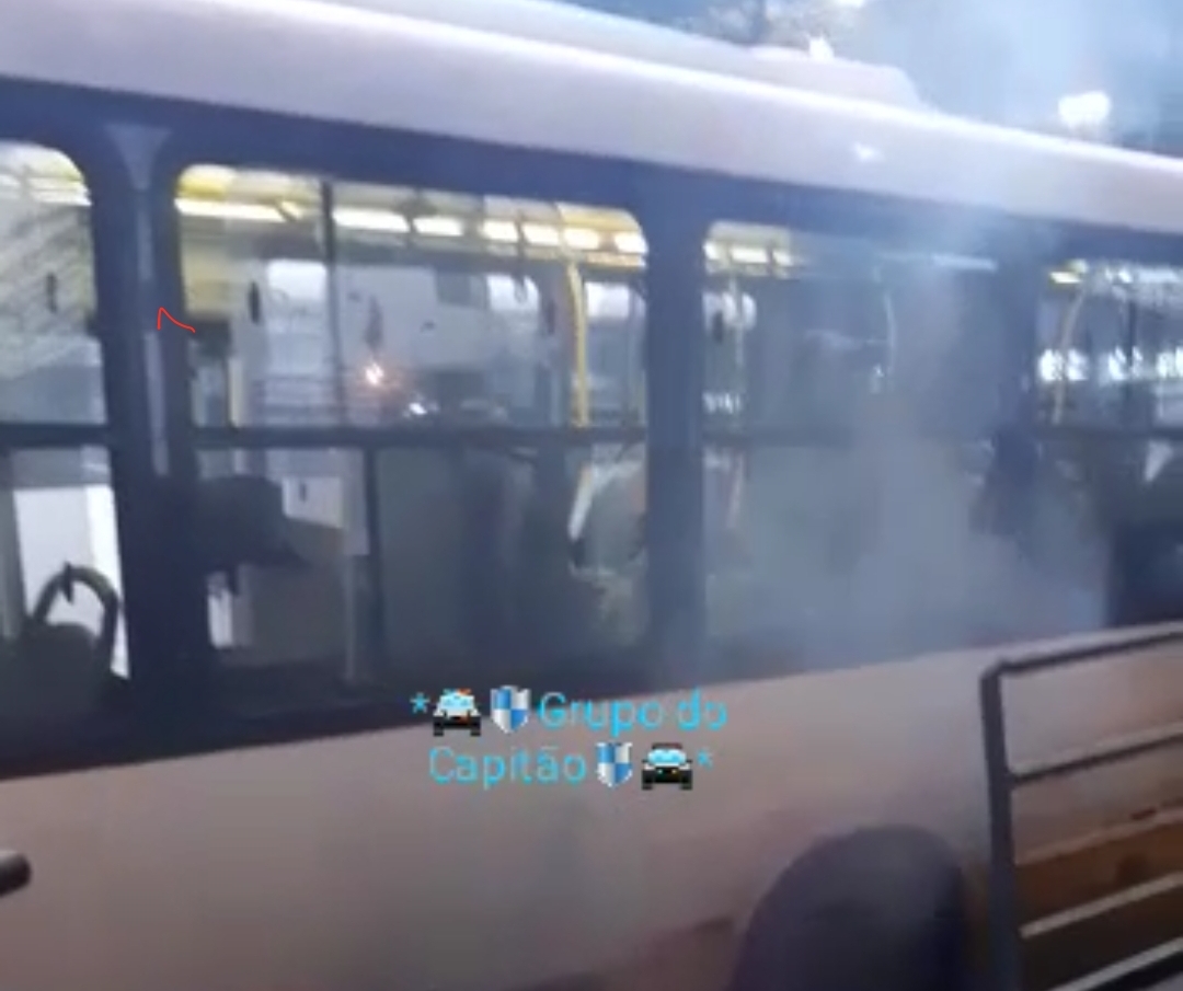 Urgente: sucata de ônibus da Global Green pega fogo dentro do T5; veja o vídeo