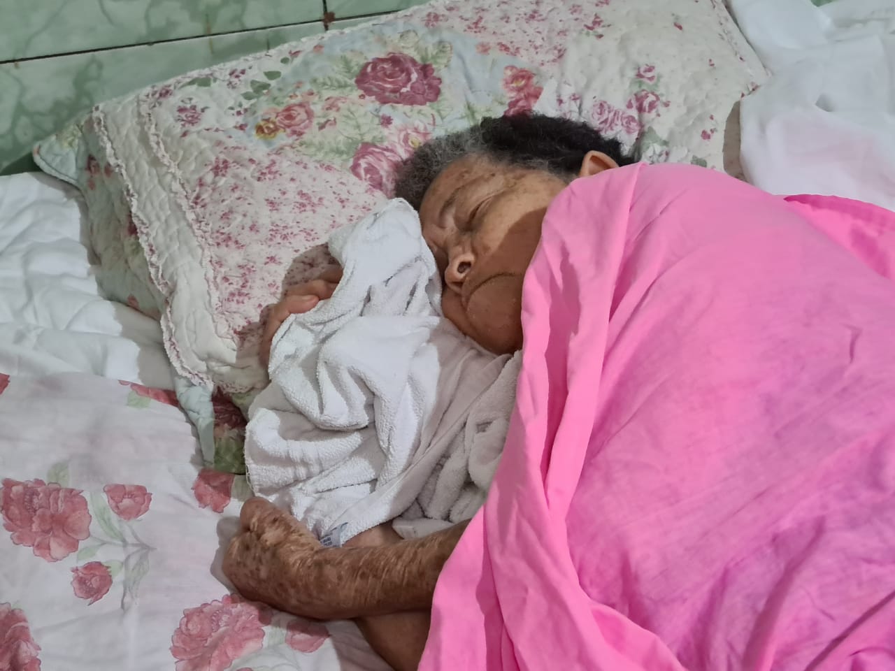 Após criar 10 filhos e 9 netos, mãe é rejeitada e abandonada aos 86 anos