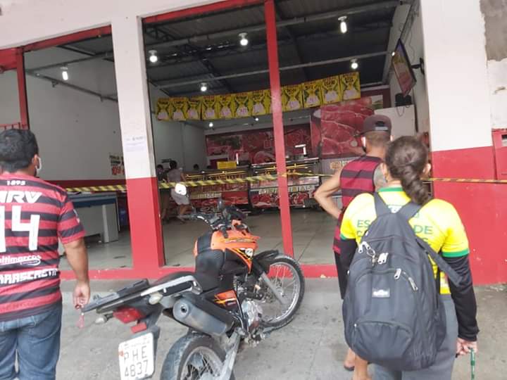 Urgente: Açougueiro acaba moendo a própria mão no Santa Etelvina