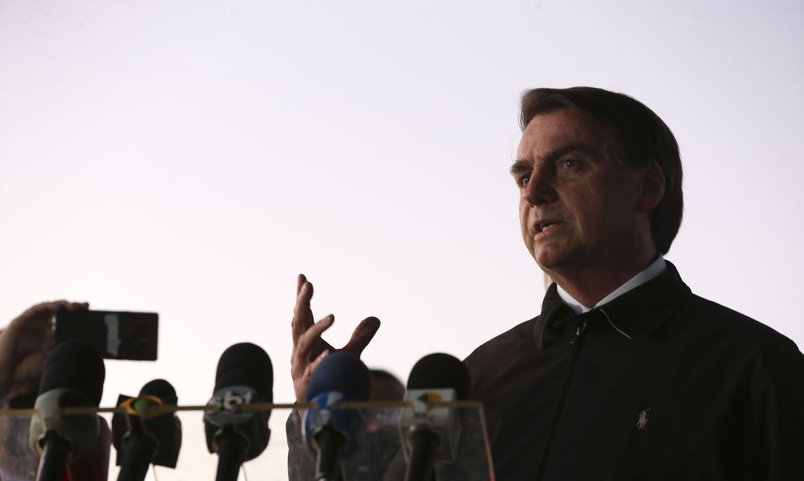 Bolsonaro vai a enterro de soldado morto em acidente de paraquedismo no Rio de Janeiro