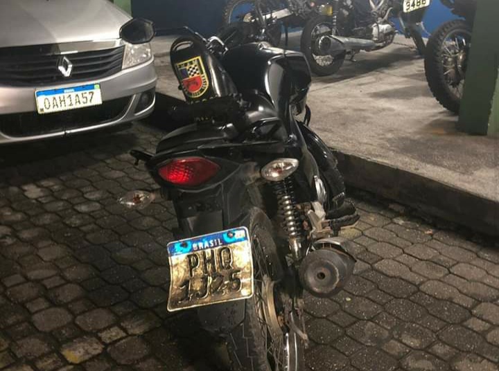 Dupla de assaltantes é presa com motocicleta roubada em Manaus
