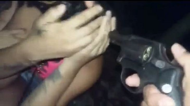 ‘PCC nós mata assim’ diz membro da facção criminosa ao executar duas jovens; veja vídeo
