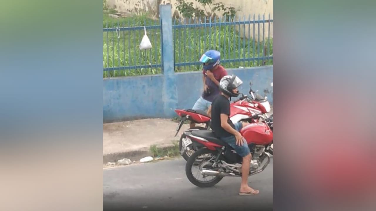 Bandidos roubam moto de casal em plena luz do dia, em Manaus; veja vídeo