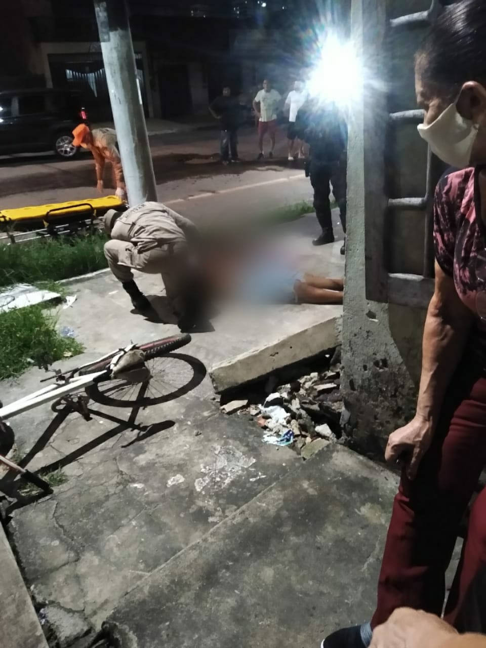 “Ele está manifestado”; com tiro na cabeça, homem arremessa o próprio sangue nas pessoas; veja vídeo