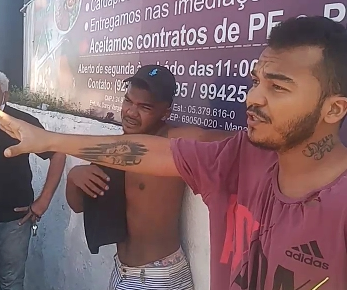 Assaltante é salvo de linchamento pelo irmão em Manaus; veja vídeo
