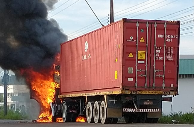 Cabine de caminhão pega fogo misteriosamente no Distrito Industrial II em Manaus; veja vídeo