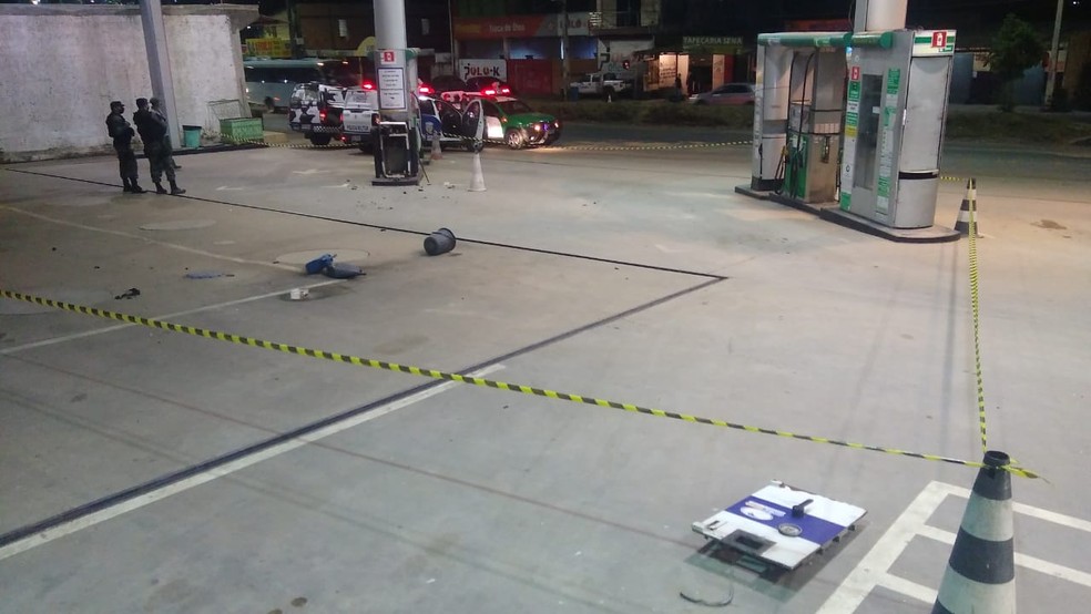 Bandidos explodem bomba e roubam cofre de posto de gasolina, em Manaus