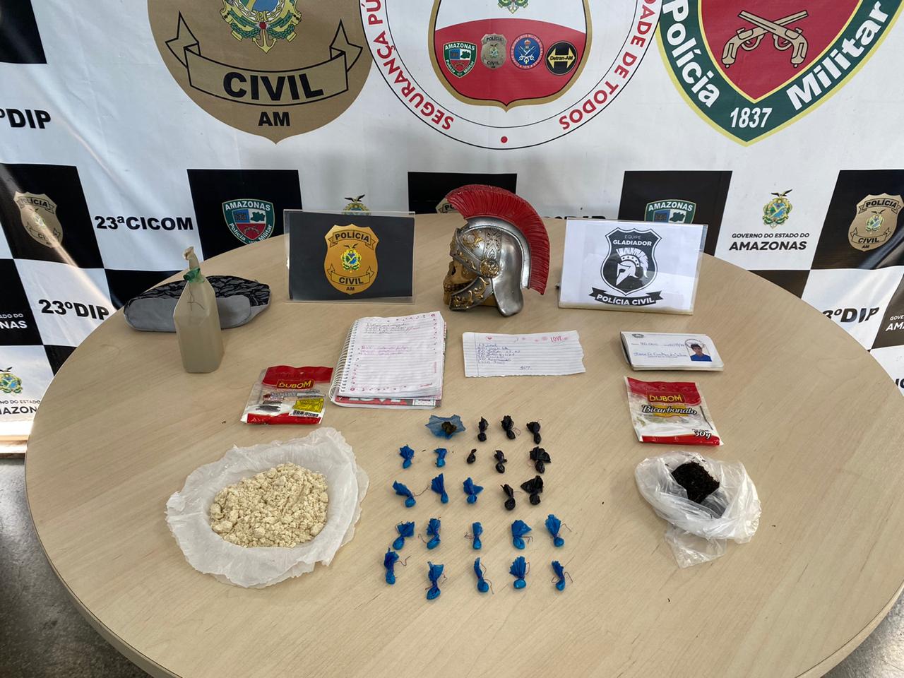 Traficante é preso com drogas escondidas no sofá de casa, em Manaus