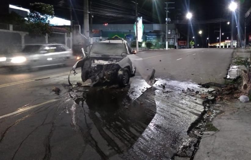 Taxista quase morre carbonizado e população o salva de incêndio, em Manaus