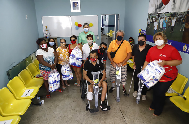 Prefeitura de Manaus inicia entrega de muletas e bengalas do programa ‘Abraço Solidário’