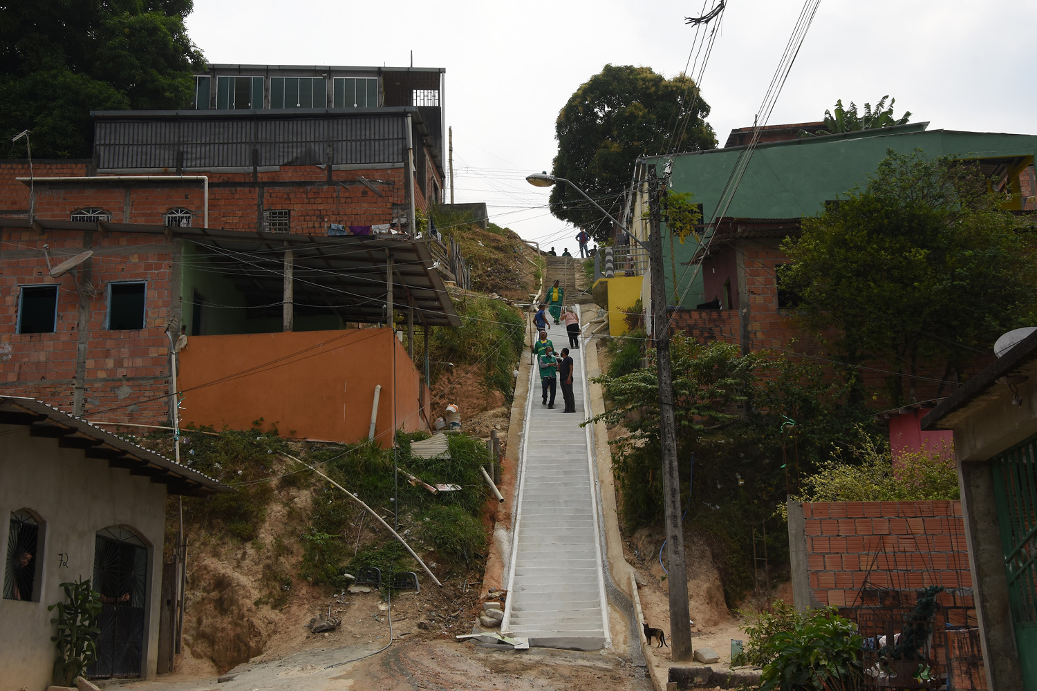 Prefeitura constrói escada de acesso que beneficiará muitas famílias no bairro Jorge Teixeira