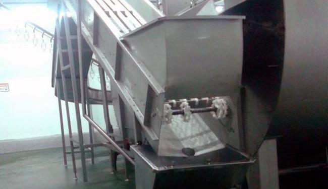 Funcionário de açougue morre após cair em máquina de moer carne