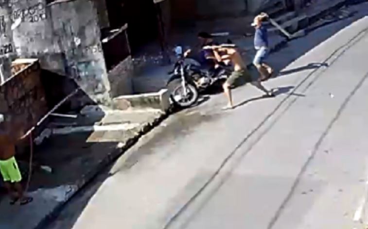 Casal do crime leva ‘carinho’ da população durante tentativa de assalto, em Manaus; veja vídeo