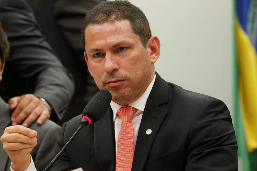 Após aglomeração com vários políticos, Marcelo Ramos testa positivo para a Covid-19