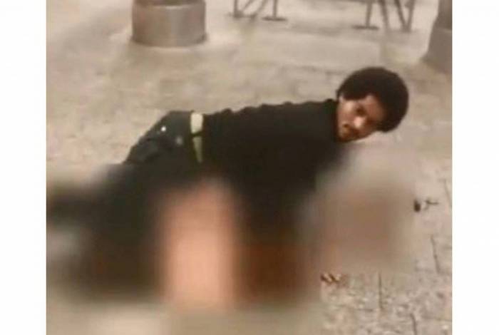 Revoltante: homem tenta estuprar mulher em estação de metrô e ninguém faz nada; veja vídeo
