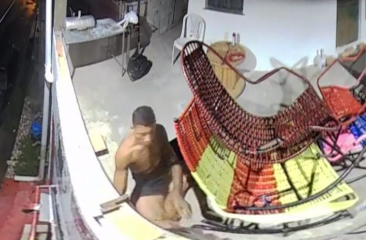 Homem rato é flagrado furtando cadeira de balanço no Monte das Oliveiras; veja vídeos