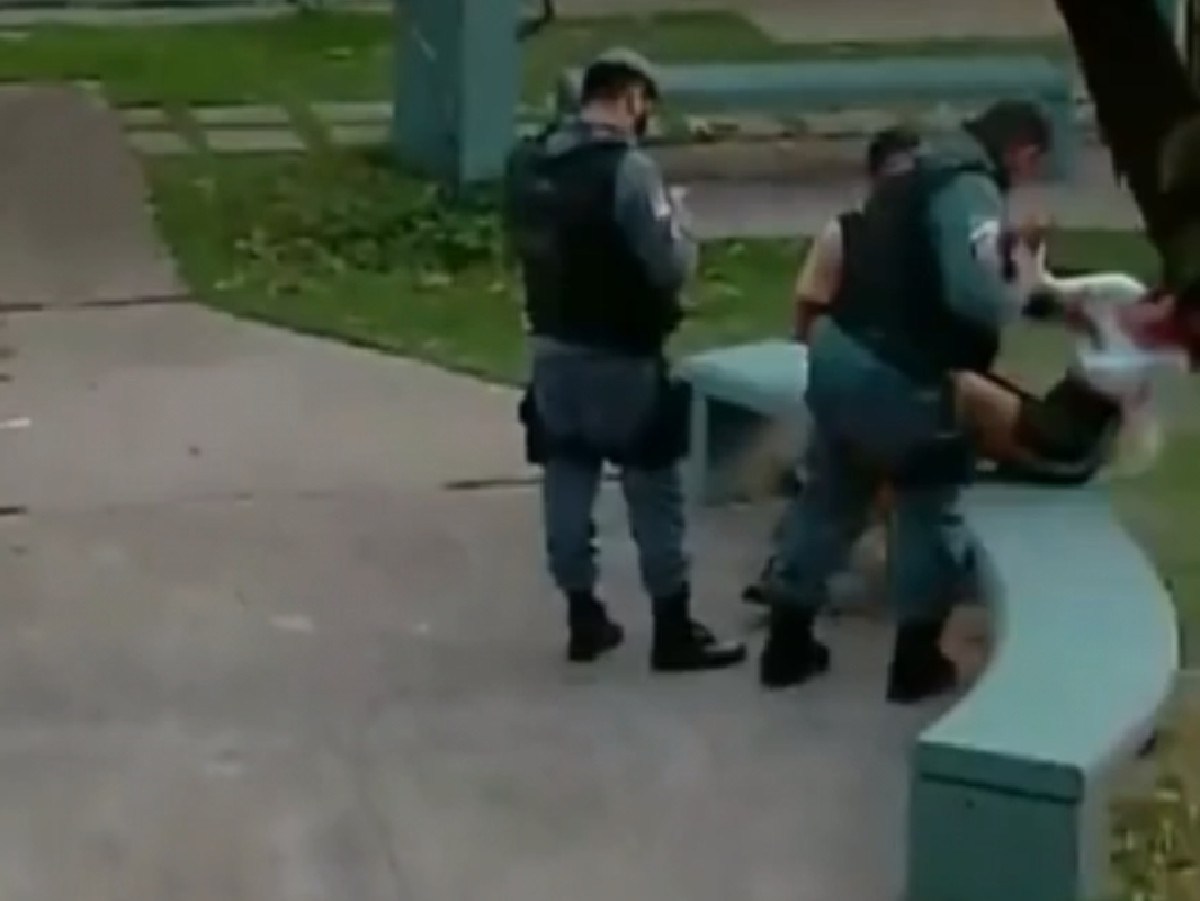 Vídeo: estudante leva ‘tapão’ de PM que caçava maconheiros em praça