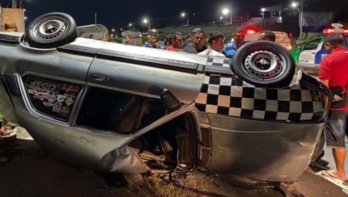 Motorista bêbado perde o controle do carro e atropela casal que voltava da igreja; cenas fortes