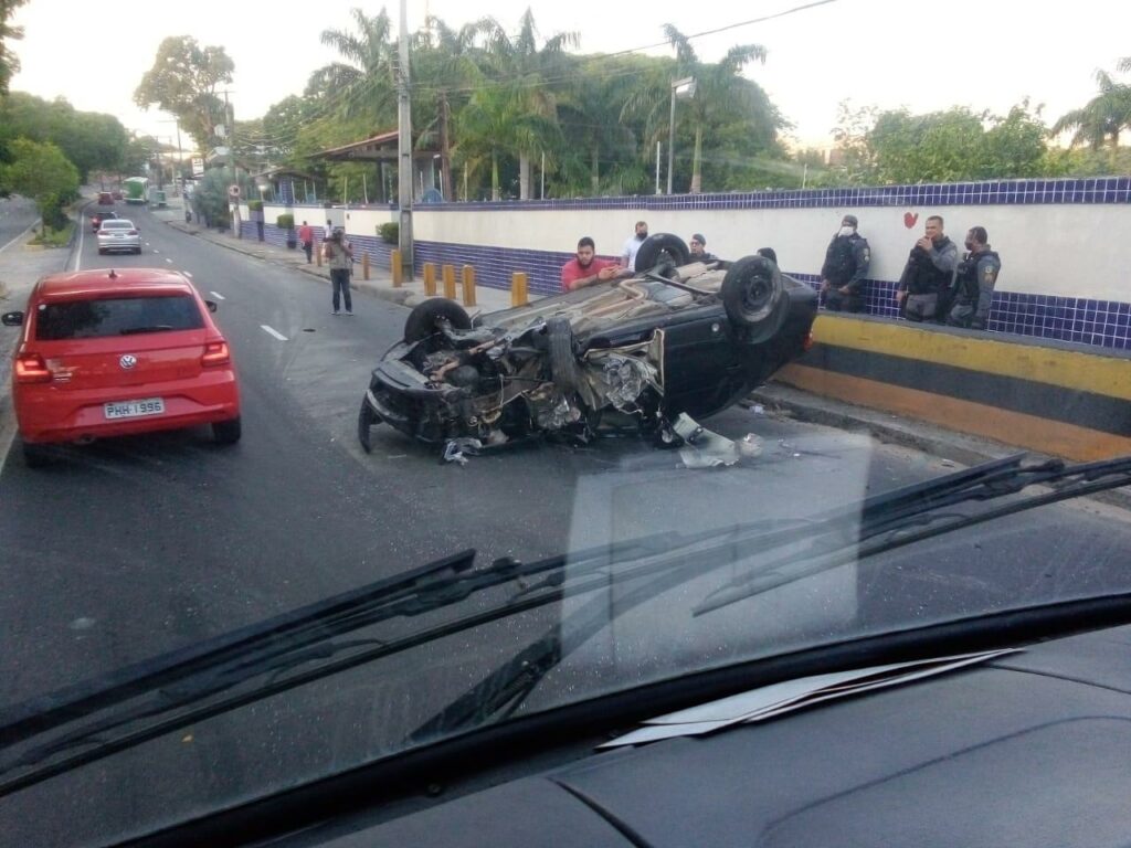 Após beber todas, motorista capota no meio da avenida Efigênio Sales; veja vídeo
