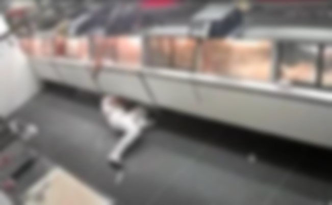 Açougueiro é brutalmente assassinado dentro de supermercado; cenas fortes