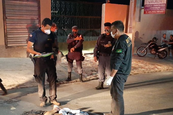 Bandido é perseguido e morto por ‘Justiceiro’ durante tentativa de assalto, em Manaus; imagens fortes