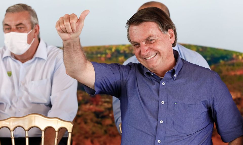 Bolsonaro entrega 3.305 títulos de propriedade rural para famílias em Goiás