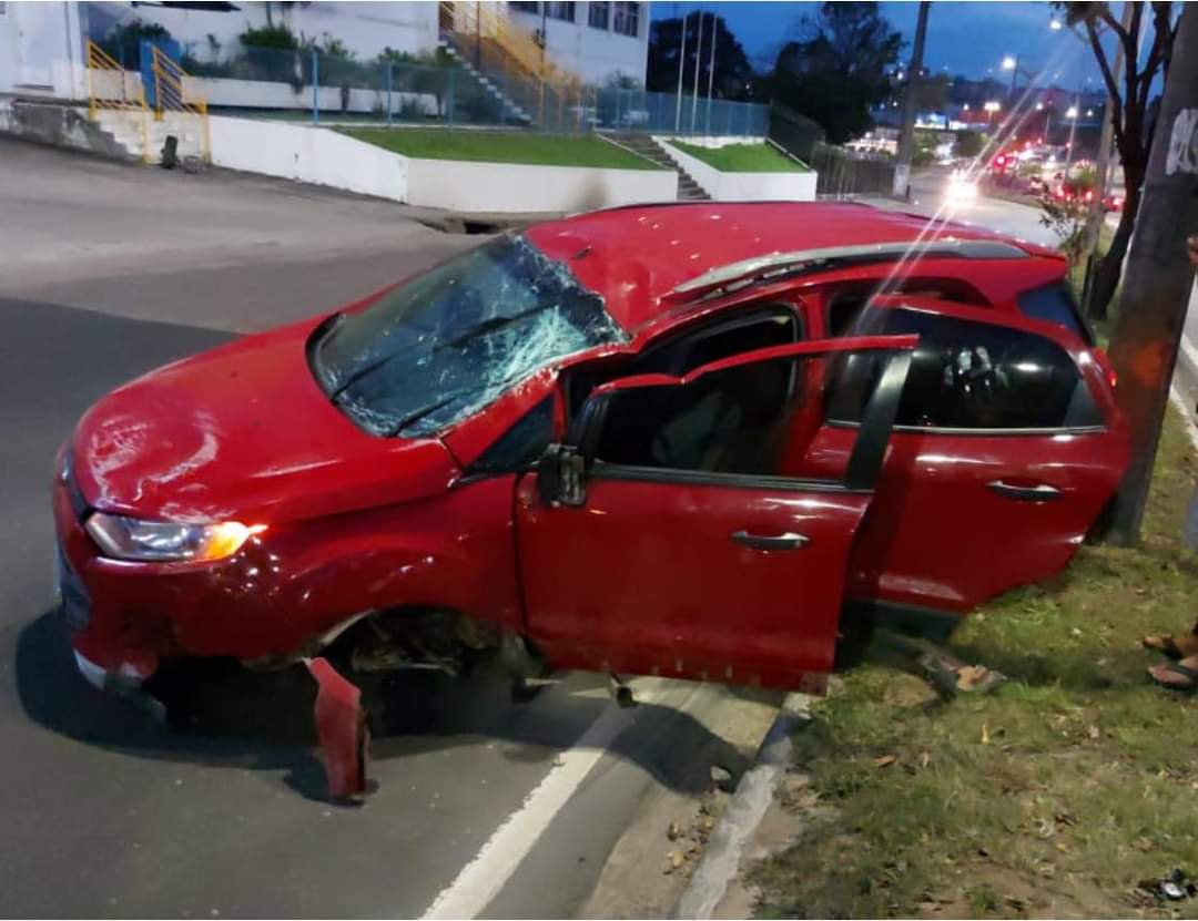 Urgente: acidente de carro deixa uma pessoa gravemente ferida no Coroado