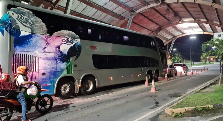 Ônibus da Eucatur tenta sair de Manaus para Boa Vista, mas é impedido pela polícia na barreira