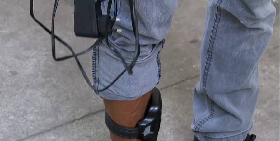 Morador de rua é preso por fazer “gato” para carregar tornozeleira eletrônica