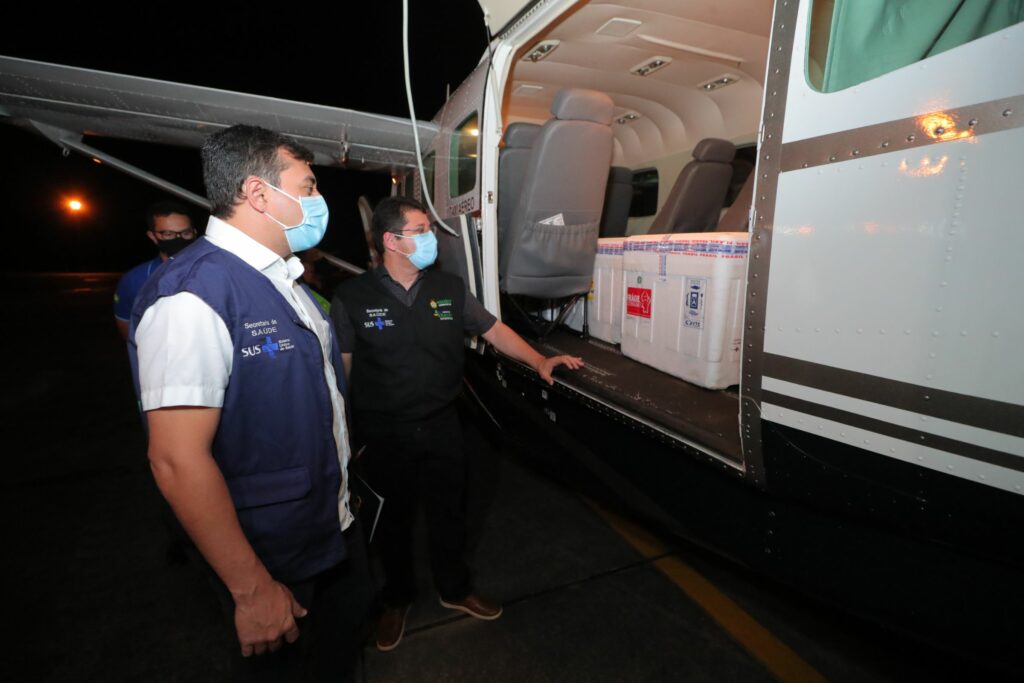 Governador Wilson Lima acompanha chegada de mais 76 mil doses de vacinas contra a Covid-19