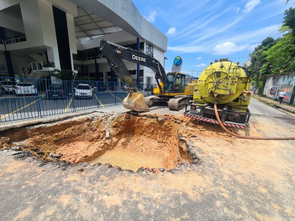 Forte chuva rompe tubulação de drenagem na avenida João Valério