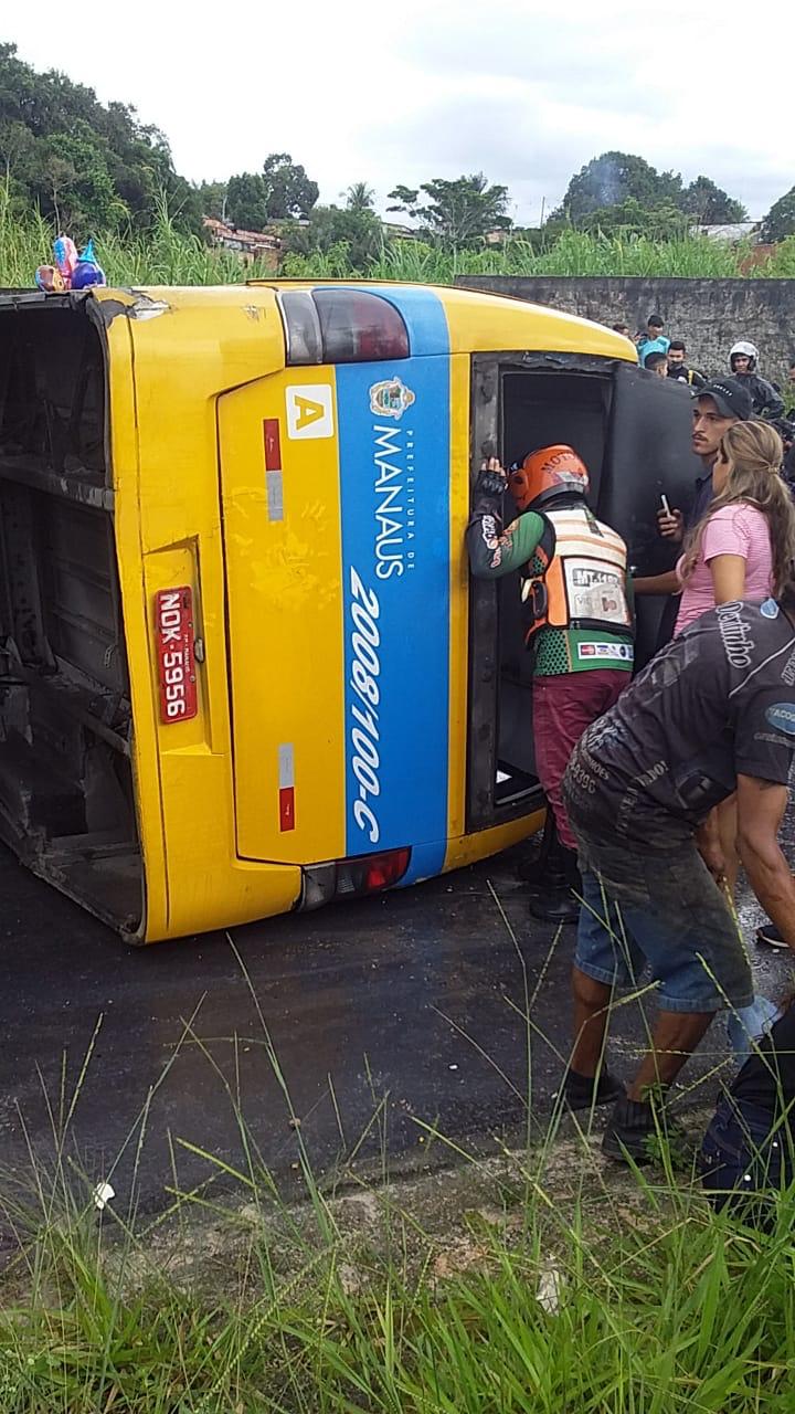 Ônibus ‘Amarelinho’ desgovernado capota na Zona Leste de Manaus