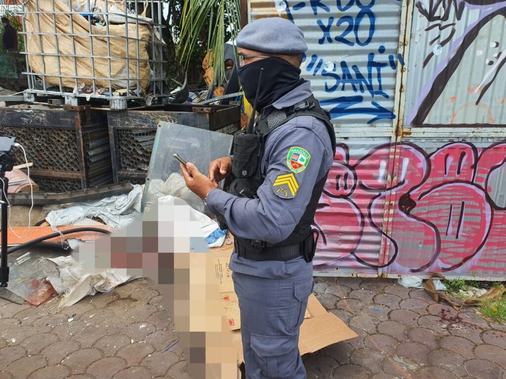 Trabalhador é morto a tiros durante assalto no Centro de Manaus; imagens fortes