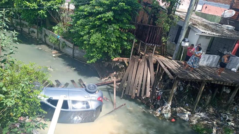 Motorista bêbado tenta atravessar carro em ponte de madeira e acaba caindo no igarapé, em Manaus