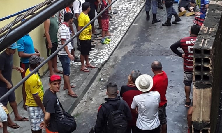 Urgente: homem acaba de ser executado a tiros no meio da rua, no Coroado; imagens fortes
