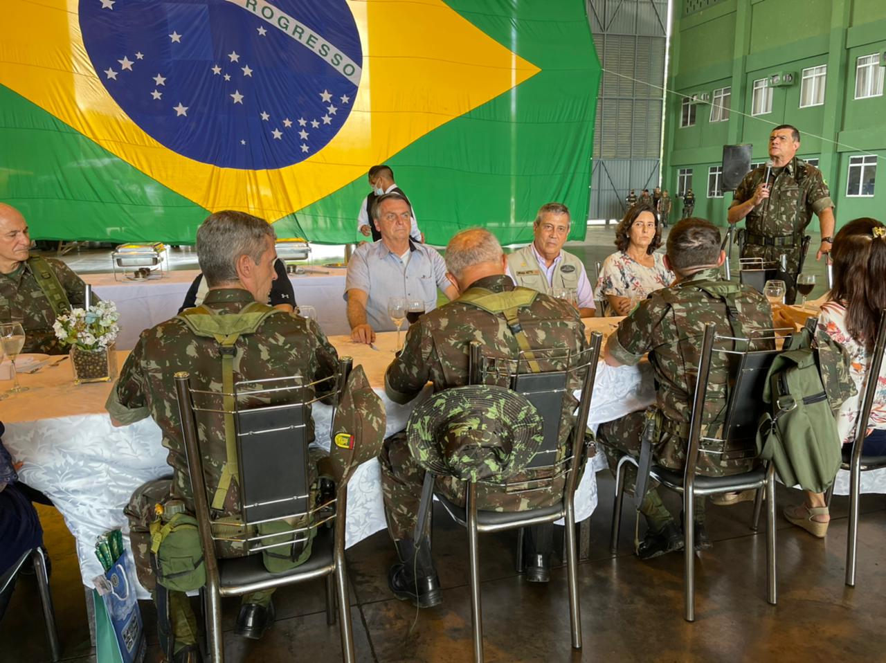 Menezes é o único político do AM a integrar a comitiva presidencial em São Gabriel