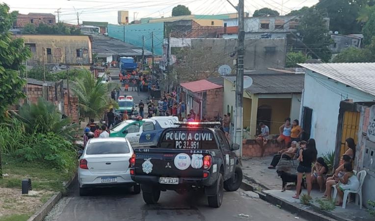 Urgente: homem é brutalmente assassinado a tiros na frente da esposa, no Jorge Teixeira; imagem forte
