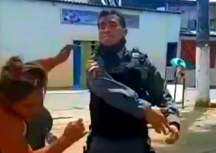 Durante discussão, policial agride mulher a tapa no bairro Mauazinho; veja vídeo