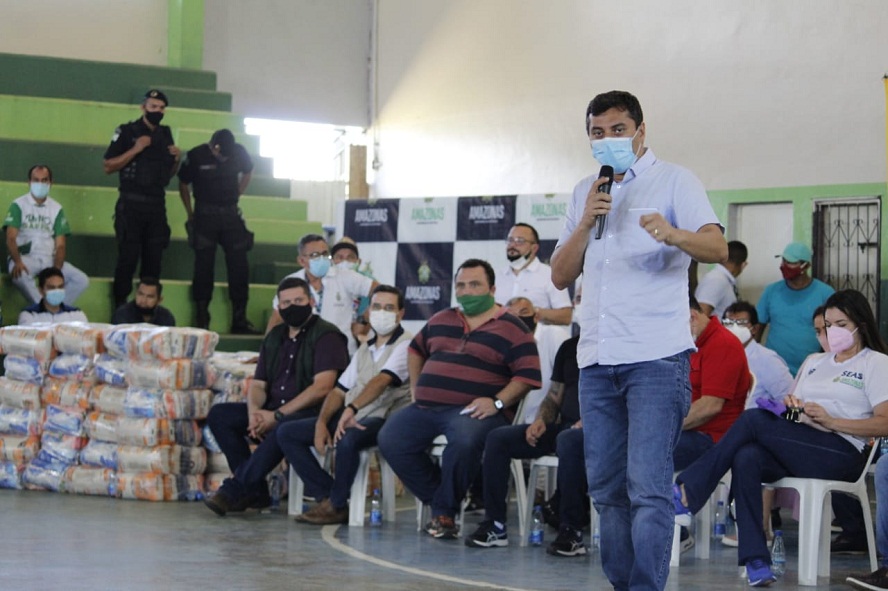 Governo do Amazonas e Governo Federal entregam cestas básicas para pescadores em Novo Airão